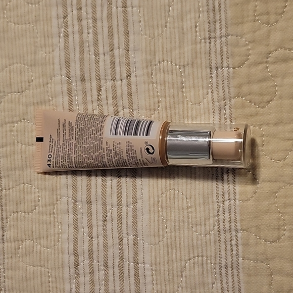 NEW REVLON CANDID NATURAL FINISH FOUNDATION 430 - Picture 2 of 2
